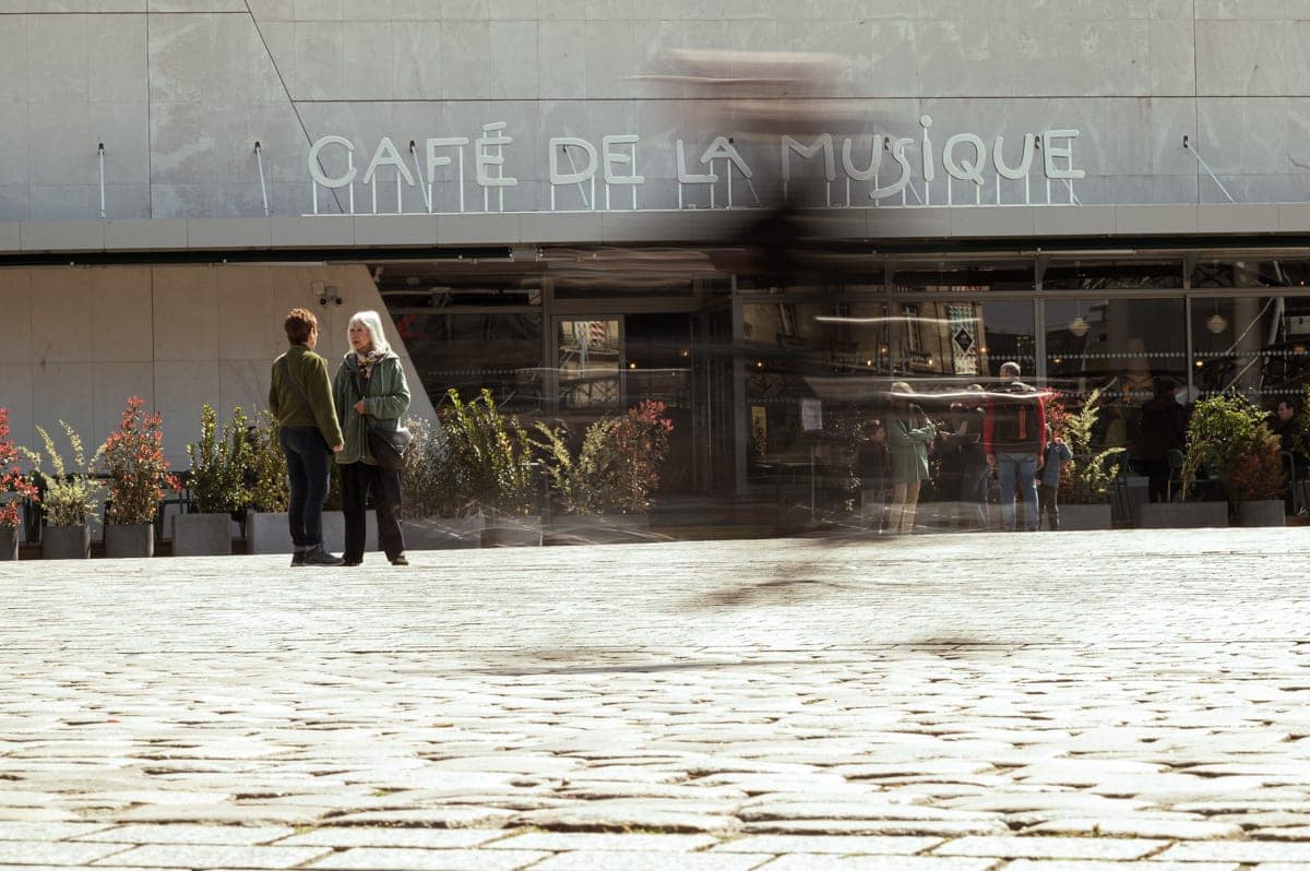 Photos des plats, de l'extérieur, des cuisines et du bar.